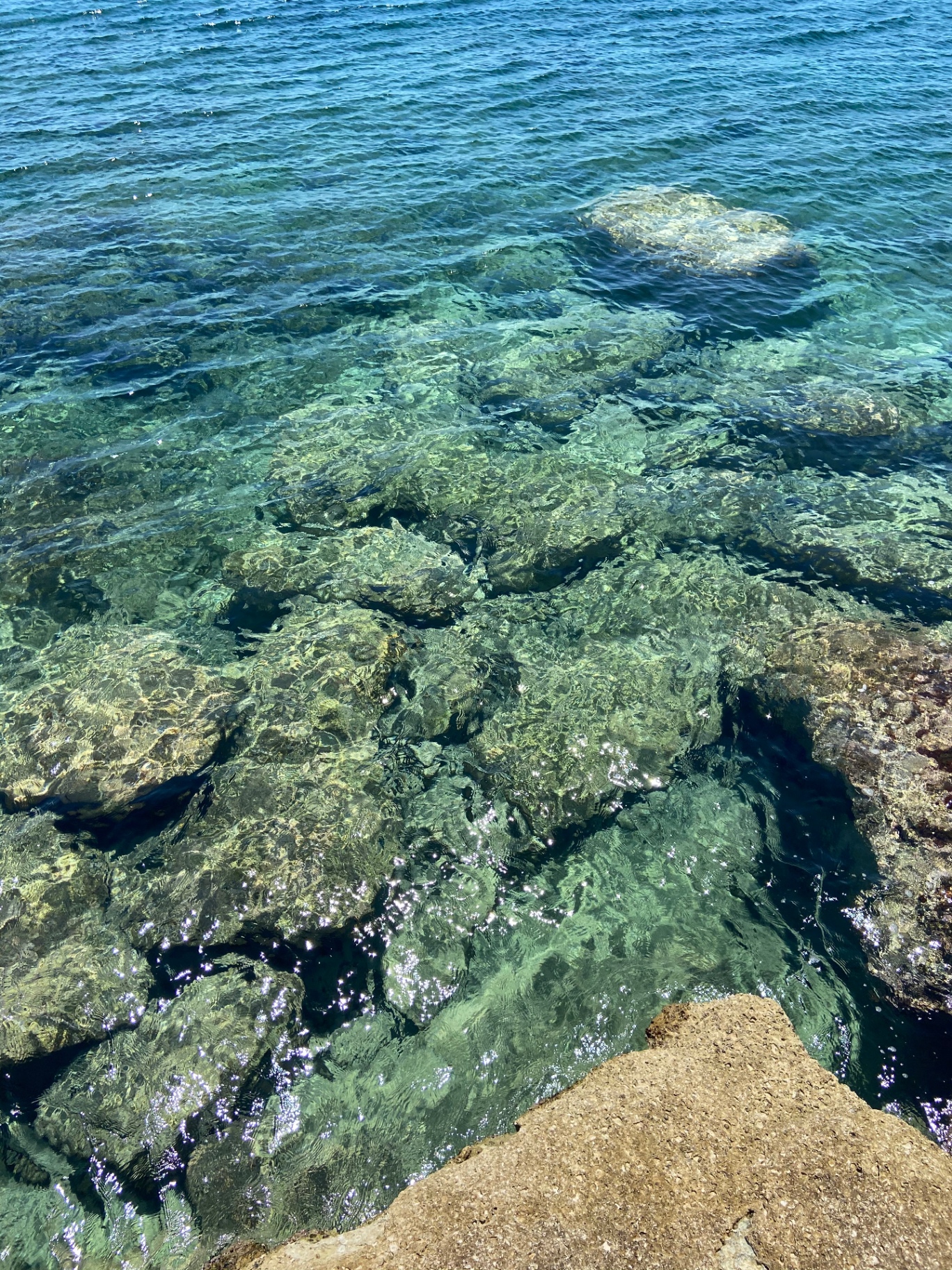 Acqua turchese e trasparente di Fontane Bianche davanti a Villa Pomelia
