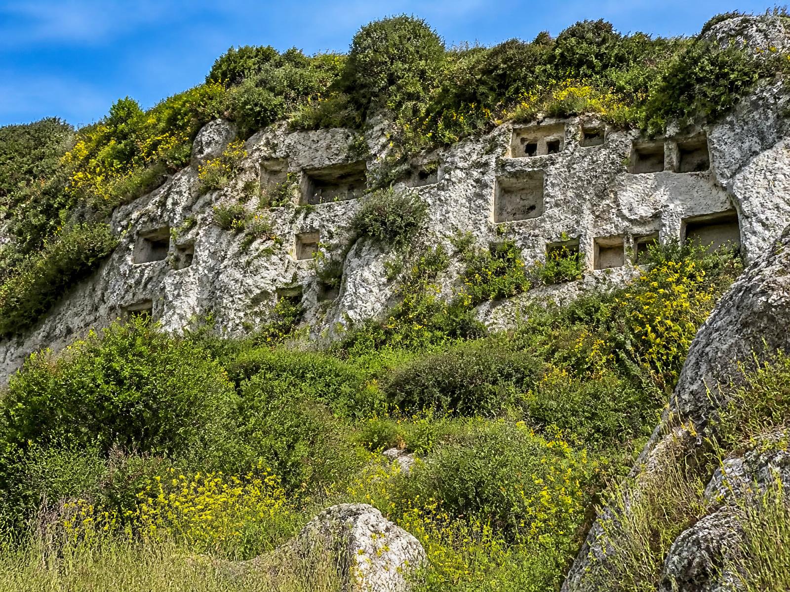 Necropoli rupestre di Pantalica, tombe scavate nella parete di roccia calcarea