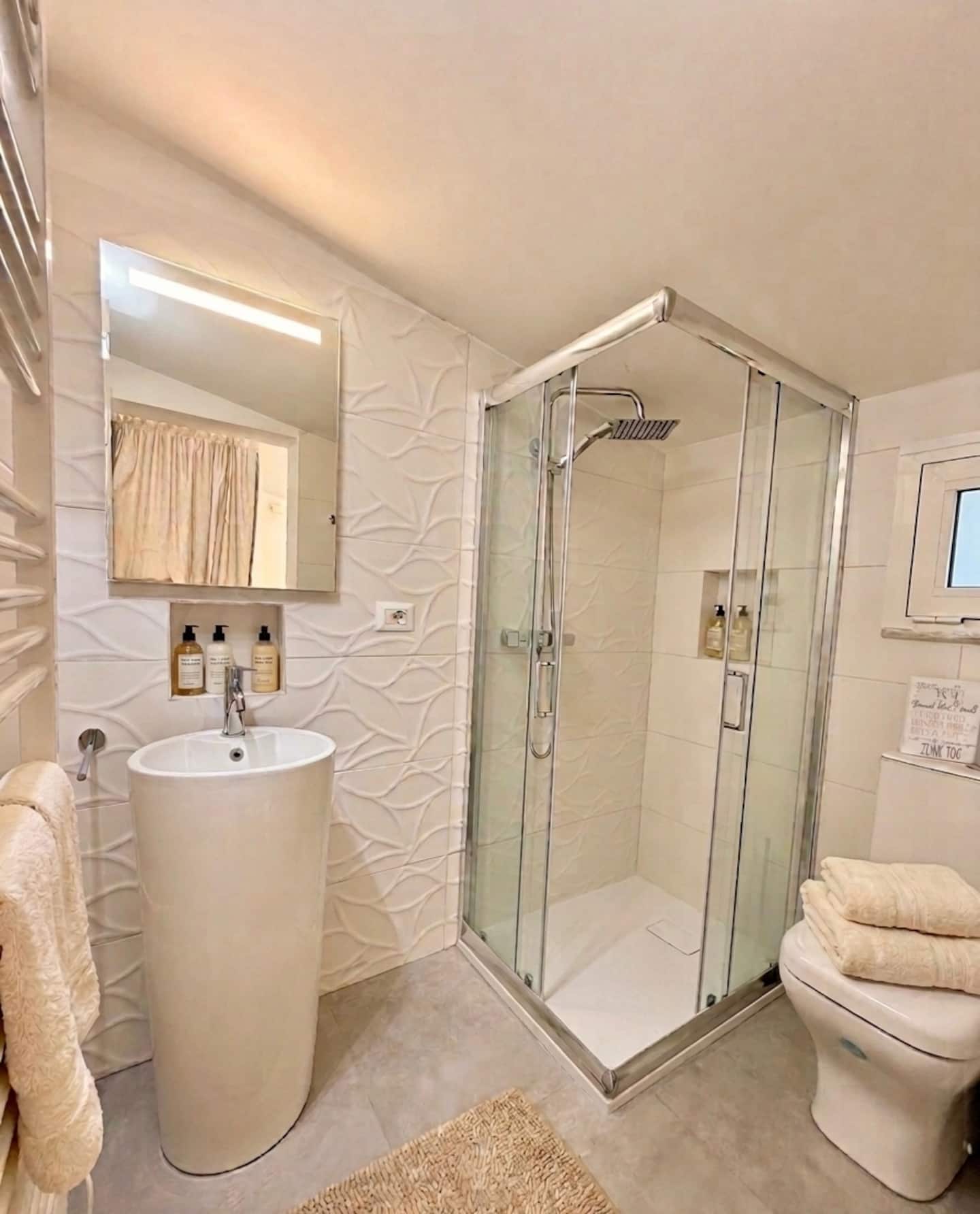 Bagno della dependance, piccolo e luminoso, con doccia in cristallo