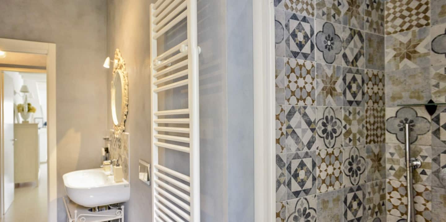 Doccia del bagno principale rivestita di maioliche siciliane