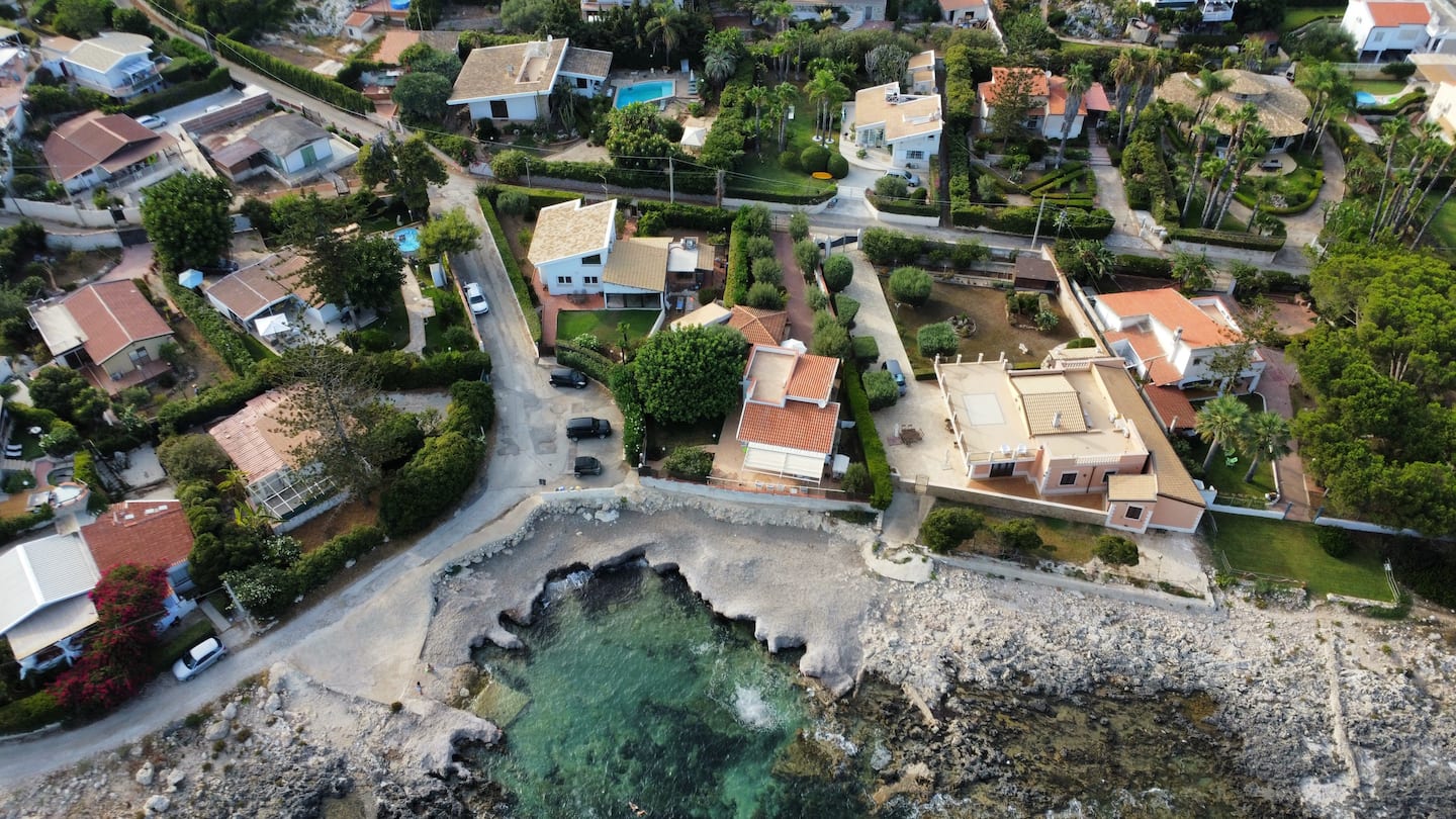 Acqua cristallina con pietre sommerse visibili sul fondo