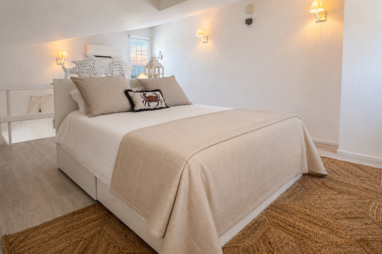 Camera principale con letto matrimoniale e arredi bianchi
