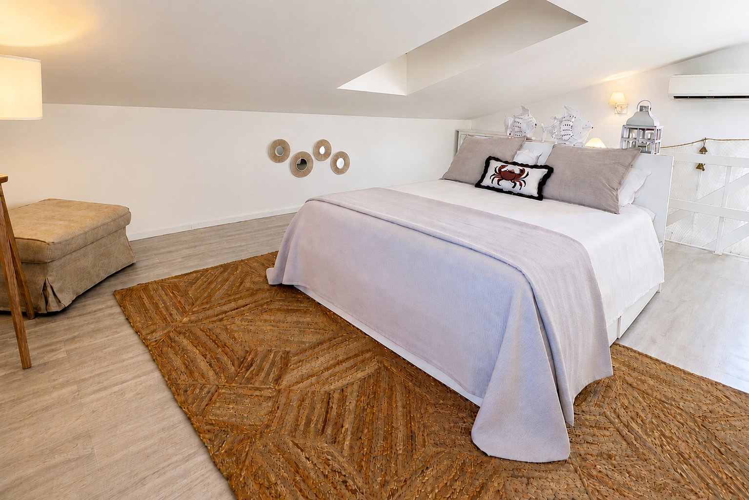 Camera da letto principale nel soppalco con letto king size e tappeto in fibra naturale
