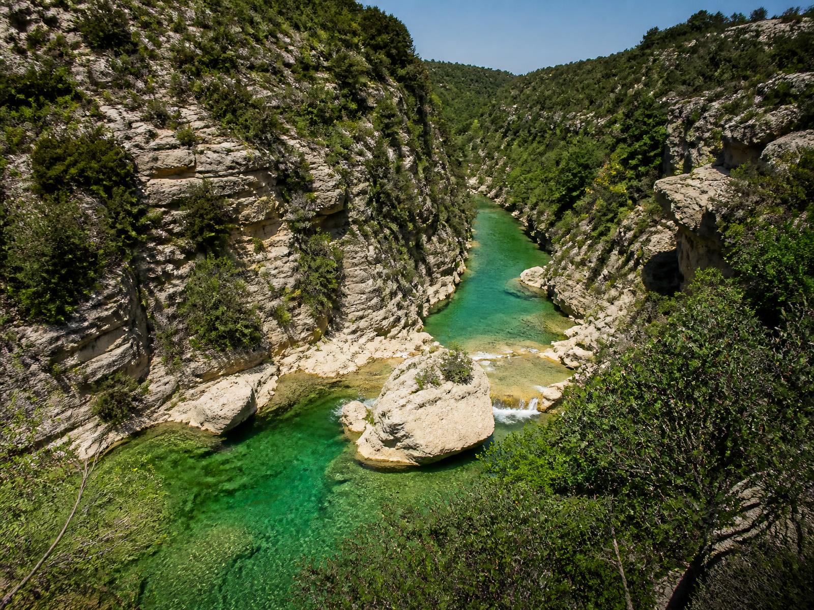 Il canyon di Cavagrande del Cassibile con i laghetti verde smeraldo