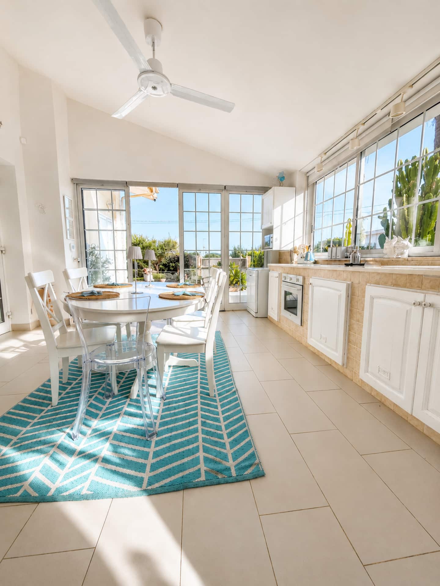 Cucina aperta con vetrate sul giardino e tavolo da pranzo