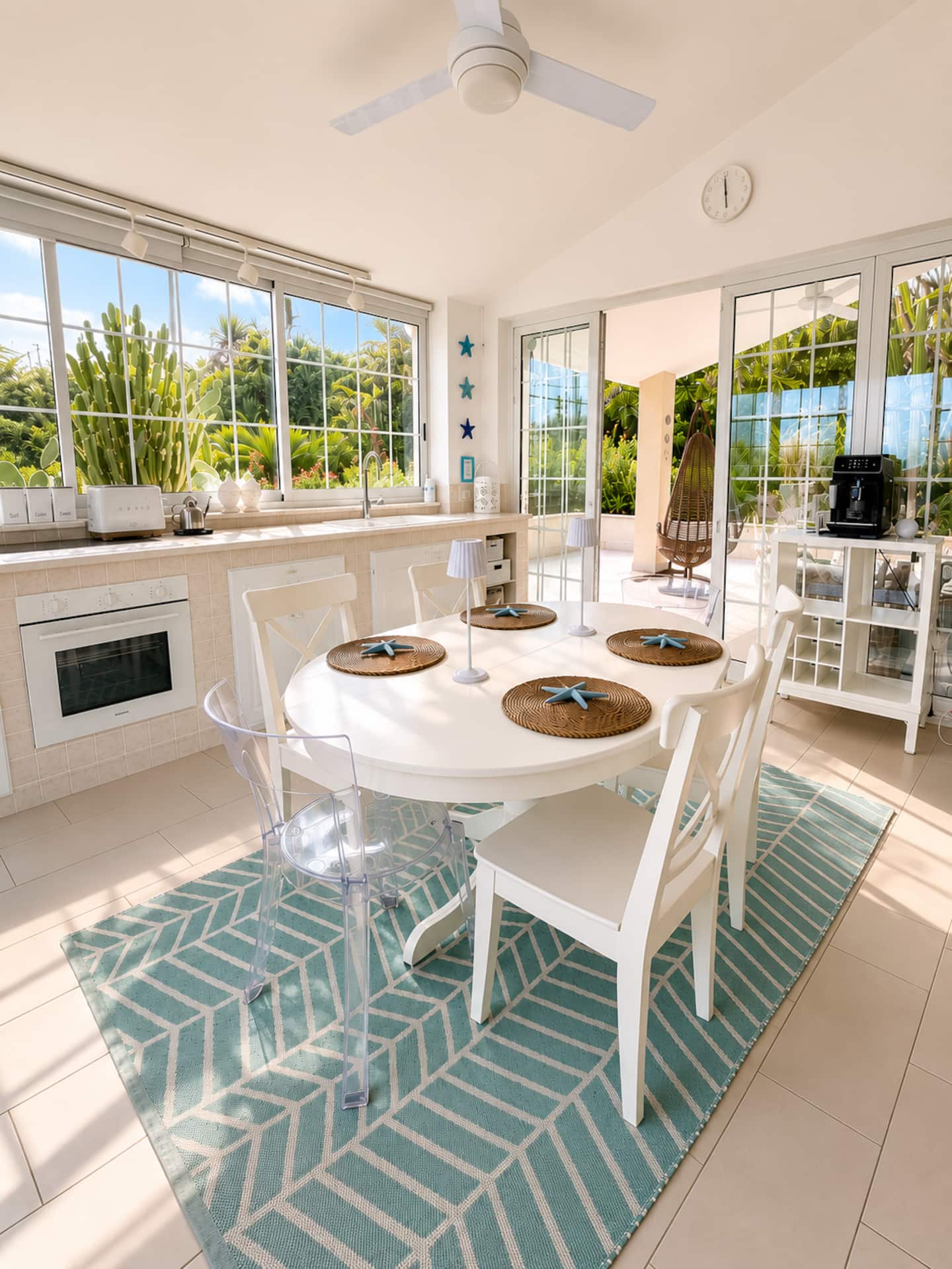 Cucina luminosa con grandi vetrate sul giardino