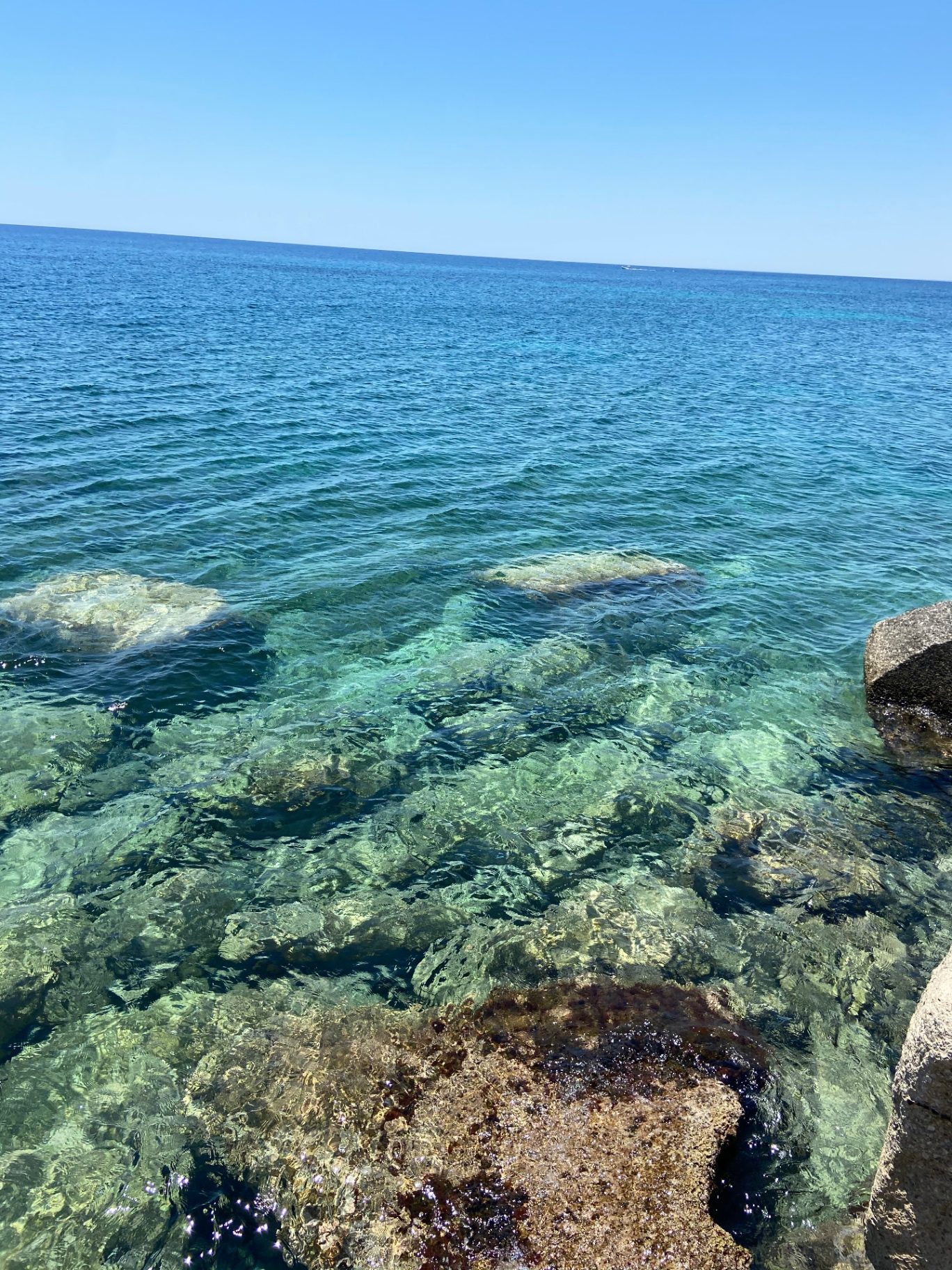 Costa rocciosa di Fontane Bianche vista dal sentiero della villa