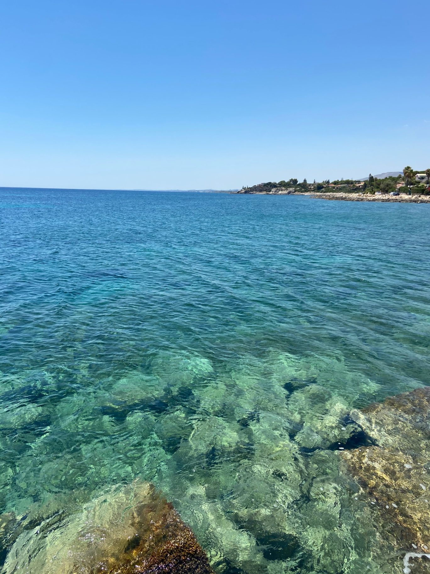 Mare turchese sugli scogli bassi di Fontane Bianche