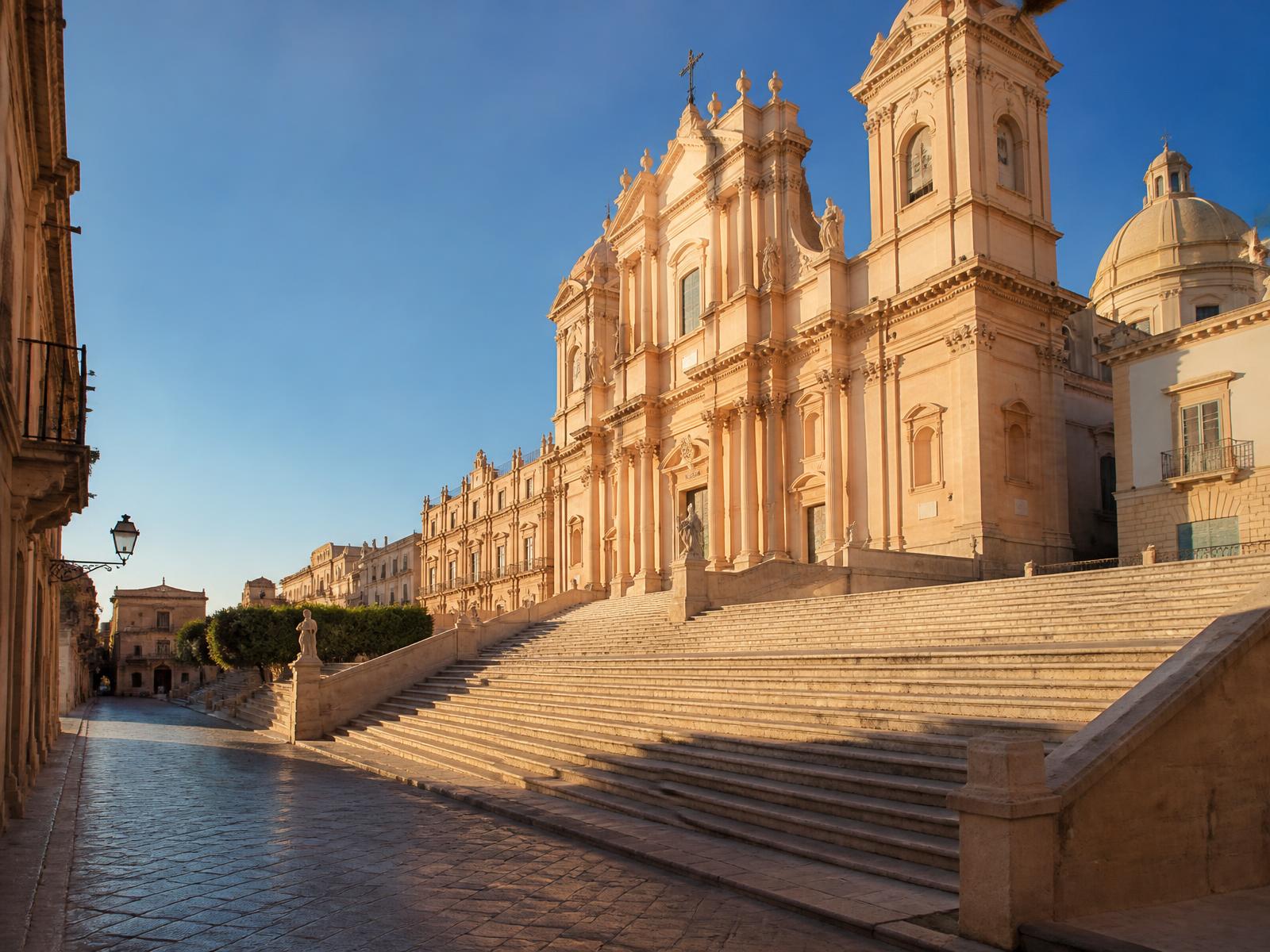 La cattedrale barocca di Noto con la scalinata al tramonto