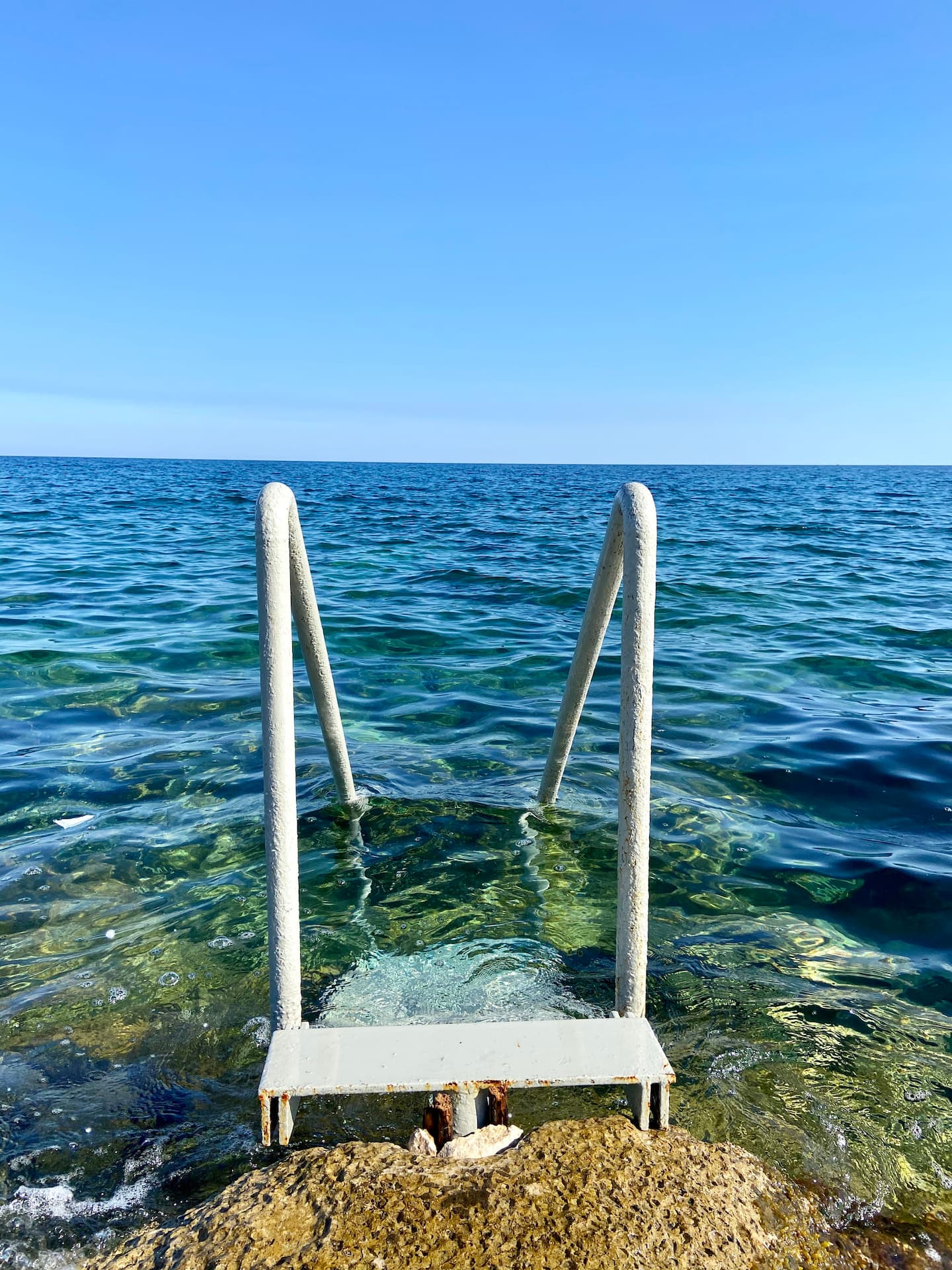 Costa di Fontane Bianche con acqua trasparente e rocce