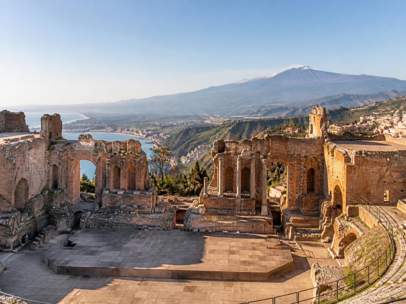 Il teatro antico di Taormina con il mare Ionio e l'Etna sullo sfondo