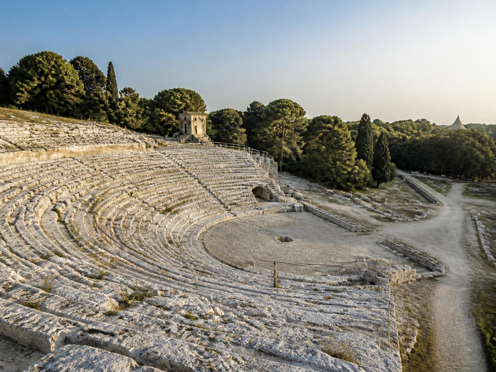 Il teatro greco di Siracusa con le gradinate scavate nella pietra