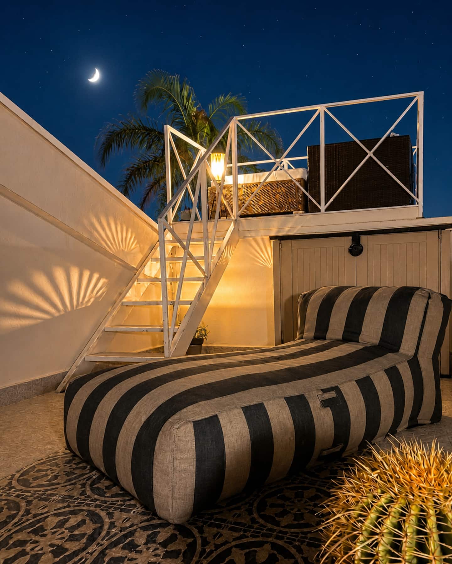 Terrazza di notte con la luna sul mare