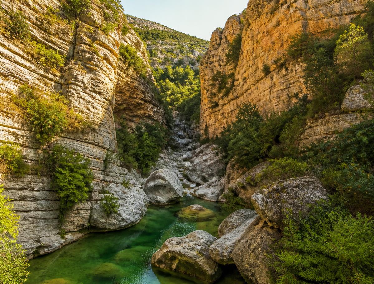 Il canyon di Cavagrande del Cassibile con pareti calcaree e piscine verde smeraldo